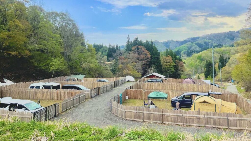 長野県飯山市にあるキャンプ場「飯山FOREST BASE 292」。広くてふかふかの芝生が自慢のドッグサイト。
